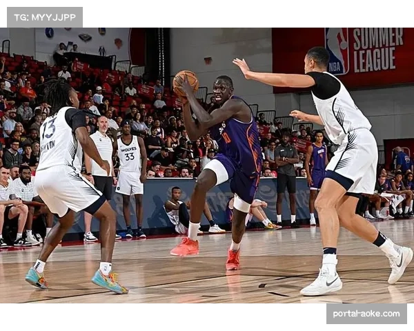 太阳马鲁阿奇17分8篮板防守出色 残阵阵容深度超预期表现 太阳马鲁阿奇17分8篮板防守出色 残阵阵容深度超预期表现