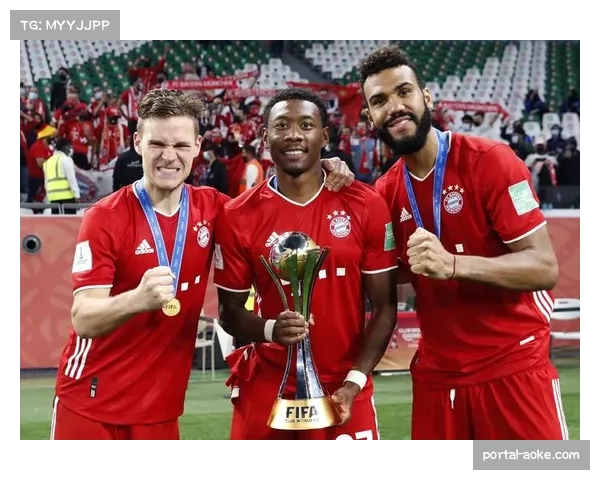 博洛尼亚球员卢库米获评全场最佳，赛后高举奖杯庆祝